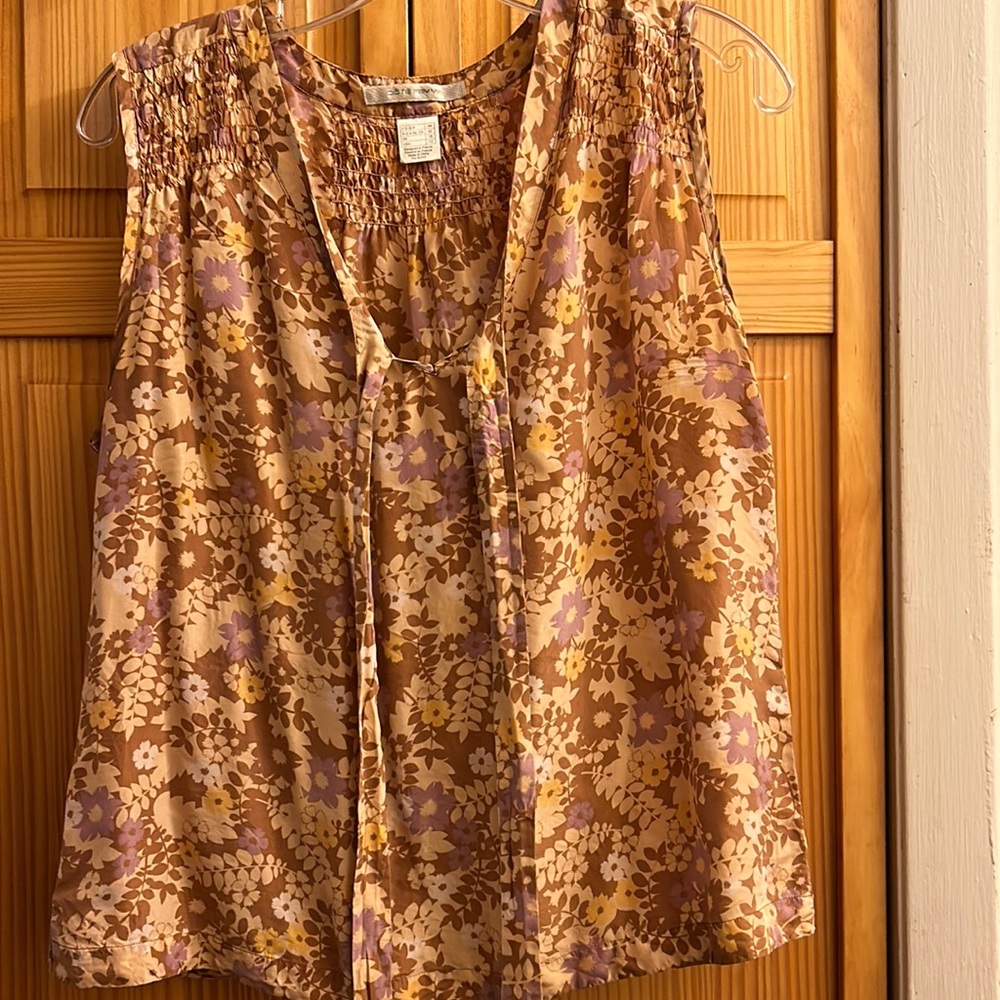 Sleeveless top with tie in front
